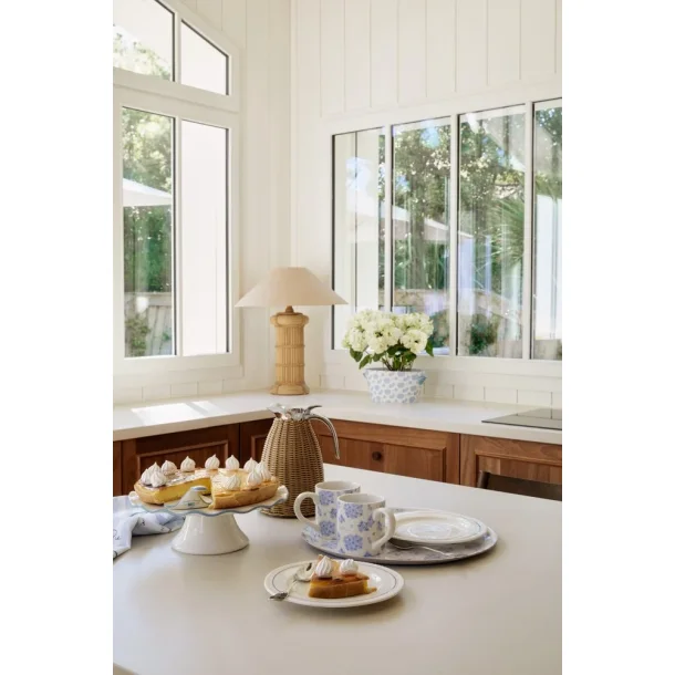 Lexington Wavy Cake Stand in Stoneware, White/Blue