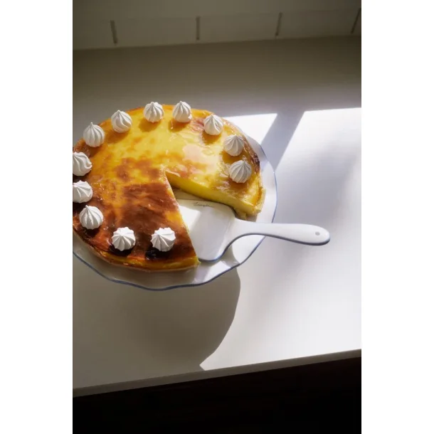 Lexington Wavy Cake Server in Stoneware, White/Blue