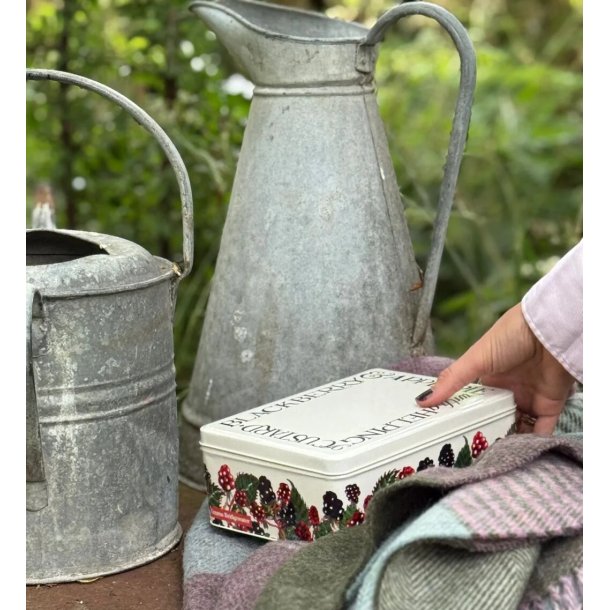 Emma Bridgewater Blackberry Medium Shallow Tin