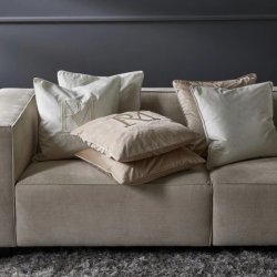 RM Monogram Velour Pudebetr�k, hvidt  50x50 cm