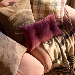 Lexington Buttoned Velour Pude, Bordeaux